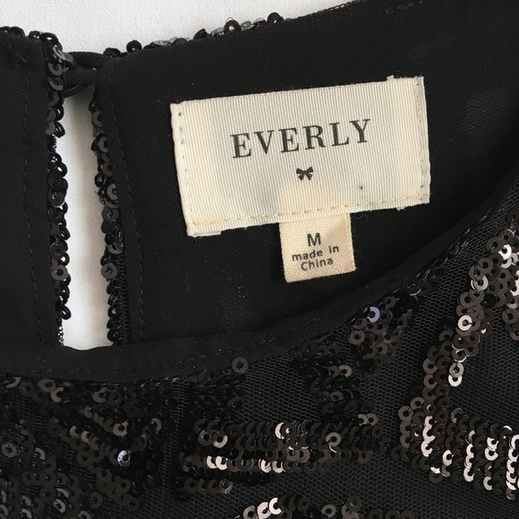 Everly Black Sequin Top Size Medium Style ET3170 - Picture 4 of 5